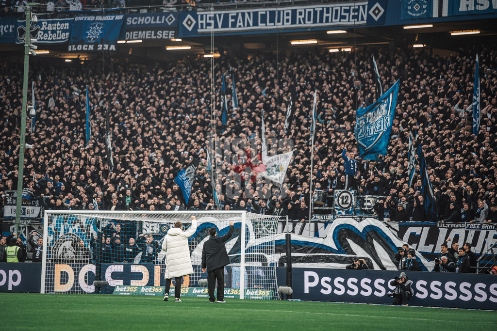 Fußball | Männer | Saison 2025/2026 | 1. Fußball-Bundesliga | 15. Spieltag | Hamburger SV vs. Eintracht Frankfurt | 20.12.2025 | Der HSV verabschiedet sich von Sebastian Schonlau links und Ludovit Reis rechts