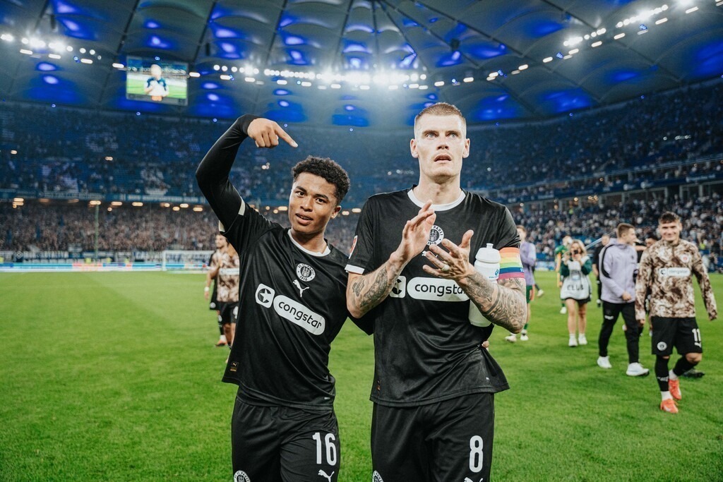 FCP09689 | Der offizielle Shop für FC St. Pauli Fotos. Wähle aus Spielszenen & Fanmomenten dein FCSP Wunschformat. Wir liefern Millerntor-Atmosphäre.