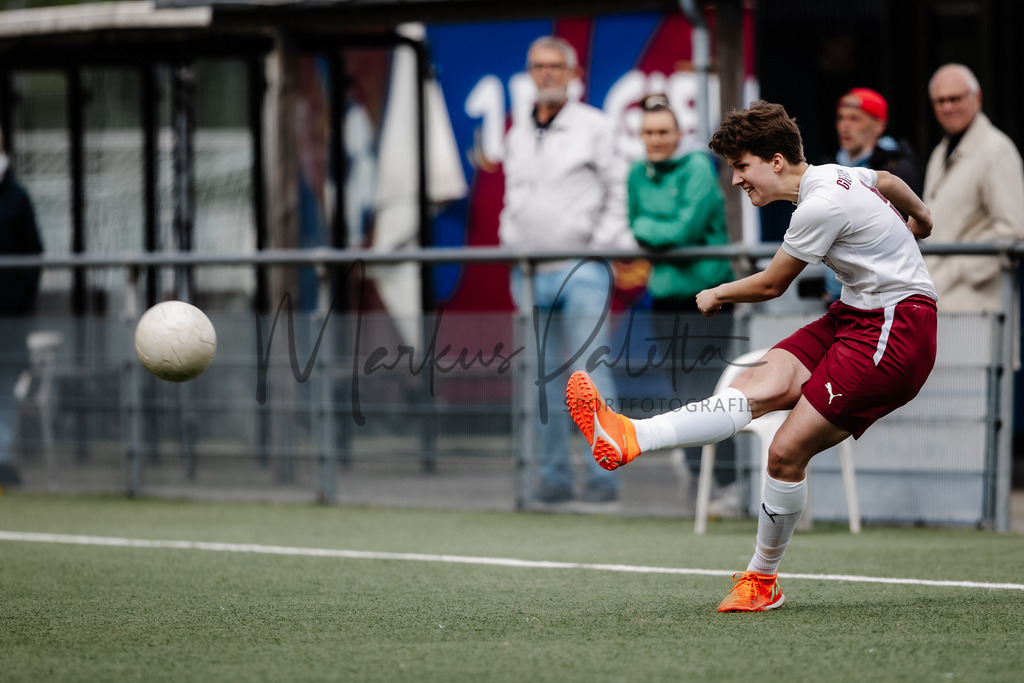 Frauen Bezirksliga, 24. Spieltag, Saison 2024/2025: 1. FC Gievenbeck - SV Teuto Riesenbeck | Frauen Bezirksliga, 24. Spieltag, Saison 2024/2025, 1. FC Gievenbeck empfängt SV Teuto Riesenbeck im Sportpark Gievenbeck in Münster. Foto: sportfotografie.ms | Markus Paletta - Realisiert mit Pictrs.com