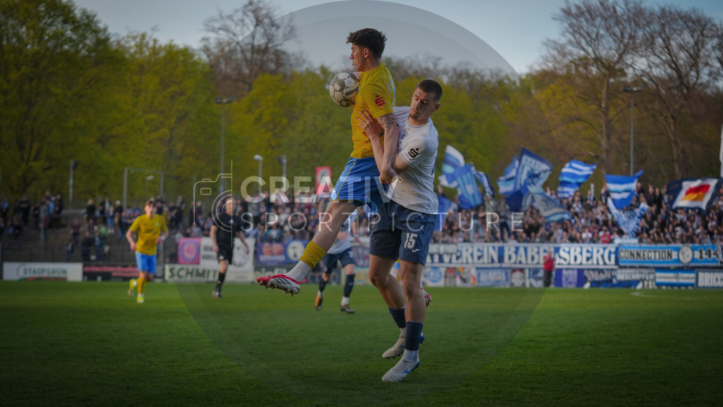Fußball, Herren, Saison 2025/2026, Regionalliga Nordost, 30. Spieltag, FSV 63 Luckenwalde vs. SV Babelsberg 03, Freitag 17.04.2026, Karl-Liebknecht-Stadion Potsdam | Fußball, Herren, Saison 2025/2026, Regionalliga Nordost, 30. Spieltag, FSV 63 Luckenwalde vs. SV Babelsberg 03, Freitag 17.04.2026, Karl-Liebknecht-Stadion Potsdam, Im Bild: Mike Bachmann (l. Luckenwalde) und Nino Lessel (r. Babelsberg) - Realisiert mit Pictrs.com