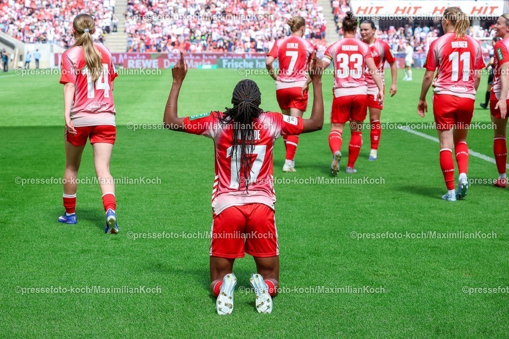 xsscx02052601014 | 26.04.2026, xsscx, Frauen Fussball, Bayer 04 Leverkusen - SC Freiburg, 1. Fussball Bundesliga, 23. Spieltag, Ulrich-Haberland-Stadion, Saison 2025 2026: Torjubel nach dem Tor zum 1:0 durch Torschuetzin Lydia Andrade (1. FC Köln #17), Carlotta Imping (1. FC Köln #14), Anna-Lena Stolze (1. FC Köln #7), Pauline Bremer (1. FC Köln #11), Marina Hegering (1. FC Köln #33) DFB regulations prohibit any use of photographs as image sequences and or quasi-video. Photo: xSandraxScherningxPressefotoKochx