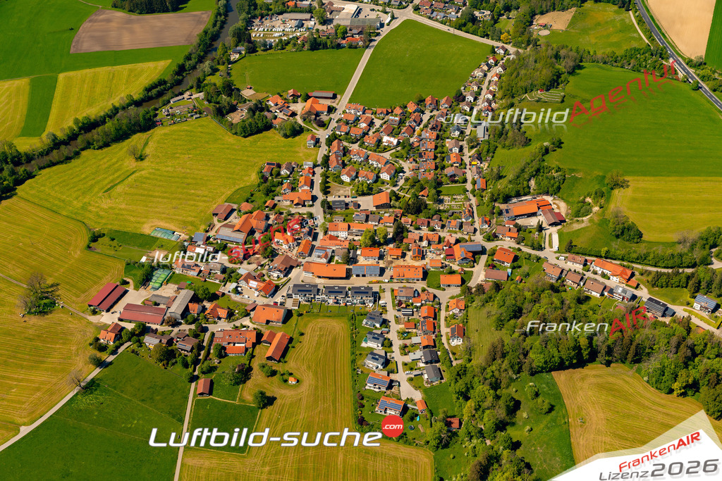 Das Luftbild zeigt : Hirschzell Kaufbeuren - Die Luftaufnahme wurde 2024 vom UL-Flugzeug aus erstellt ( keine Drohne ) - Hochauflösende Luftaufnahme - Für grossformatige Ausdrucke geeignet. Die Geschenkidee !Mit Lizenz und Bildrechte bestellbar