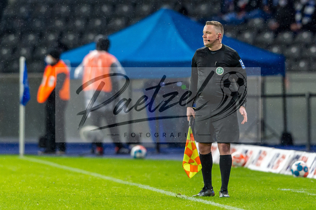 BSCRBL20220220_129 | Fussball, Herren: Schiedsrichterassistent Sascha Thielert schaut bei dem Spiel der 1. Bundesliga zwischen Hertha BSC und RB Leipzig im Olypiastadion am 20.02.2022 in Berlin, Deutschland.DFB / DFL REGULATIONS PROHIBIT ANY USE OF PHOTOGRAPHS AS IMAGE SEQUENCES AND/OR QUASI-VIDEO. - Realisiert mit Pictrs.com
