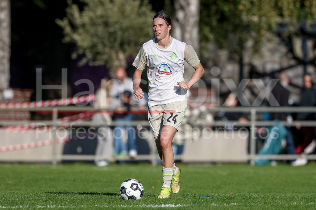 Fussball, DFB-Pokal Frauen, SC Victoria Hamburg - SV Werder Bremen | Lara Schmidt (SV Werder Bremen, 24) am Ball, Freisteller, Einzelbild, Ganzkörper, Aktion, Action, Spielszene, DIE DFB-RICHTLINIEN UNTERSAGEN JEGLICHE NUTZUNG VON FOTOS ALS SEQUENZBILDER UND/ODER VIDEOÄHNLICHE FOTOSTRECKEN. DFB REGULATIONS PROHIBIT ANY USE OF PHOTOGRAPHS AS IMAGE SEQUENCES AND/OR QUASI-VIDEO.
