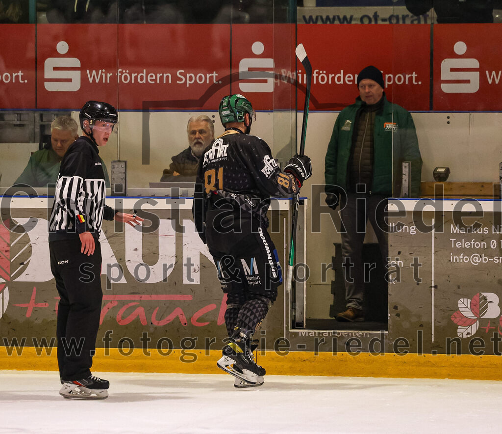 2024-03-15_108_TSV_Erding_gegen_EHC_Koenigsbrunn | Erding, Deutschland, 15.03.2024:
Eishockey, Bayernliga Playoffs 2023 / 2024, 3. Spieltag, TSV Erding gegen EHC Königsbrunn, Endergebnis: 3:4 n. V.

Maximilian Forster (Erding Gladiators, #81)

Foto: Christian Riedel / fotografie-riedel.net