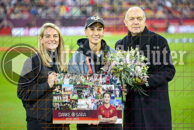 Deutschland vs Frankreich - Halbfinale - UEFA Women's Nations League | Düsseldorf, Deutschland, 24.10.25:   links Nia Künzer (Sportdirektorin) und rechts Bernd Neuendorf (Präsident DFB) verabschieden Sara Doorsun waehrend des Halbfinals der UEFA Women's Nations League zwischen Deutschland vs Frankreich in der Merkur-Spiel-Arena(Foto von Brauer-Fotoagentur / Adrian Schlueter)
