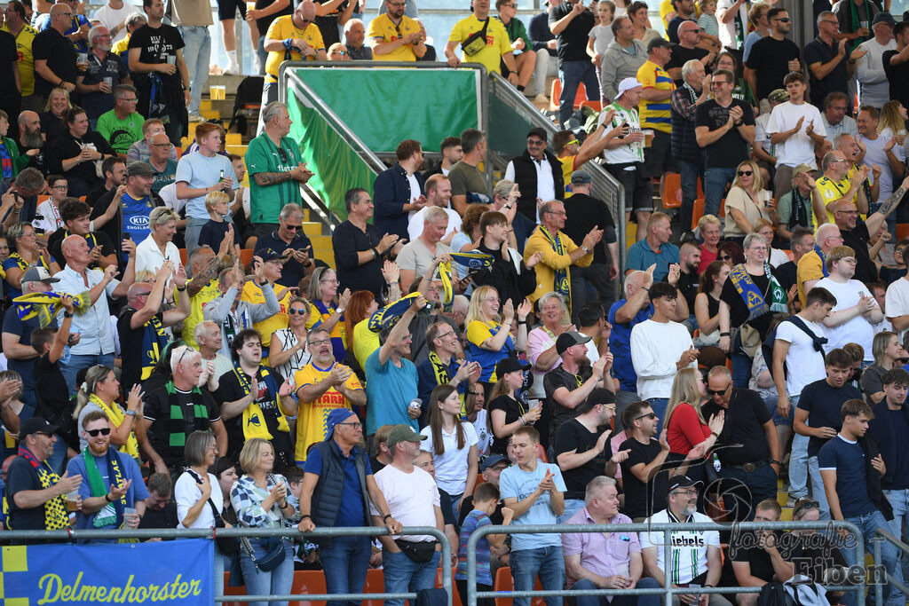SV Atlas-Delmenhorst-Borussia Mönchengladbach | DFB-Pokal 1. Runde;SV Atlas Delmenhorst (gelb)-Borussia Mönchengladbach (schwarz) am 17.08.2025 in Oldenburg (Marschweg-Stadion), Photo: Philip Eiben 2025 - Realisiert mit Pictrs.com