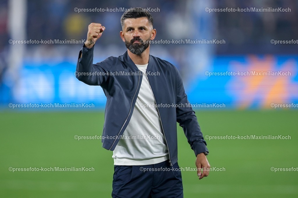 S0401082501145 | 01.08.2025, Fußball, FC Schalke 04 - Hertha BSC, 1.Spieltag, 2. Fußball Bundesliga, Veltins-Arena Gelsenkirchen, Saison 2025 2026: Abschlussjubel nach dem 2:1 Sieg für Schalke. Cheftrainer Miron Muslic (Schalke04) jubelnd gestikulierend DFB regulations prohibit any use of photographs as image sequences and or quasi-video.