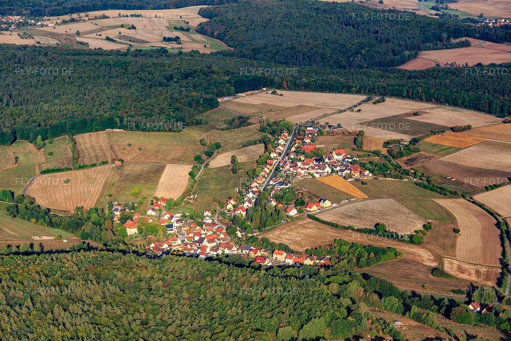 Luftbild: Dorfansicht aus Südosten im Ortsteil Koppenwind in Rauhenebrach im Bundesland Bayern in Deutschland. Foto: IMG_111162.jpg vom 09.09.2018 durch Werner Riehm/FLY-FOTO.de