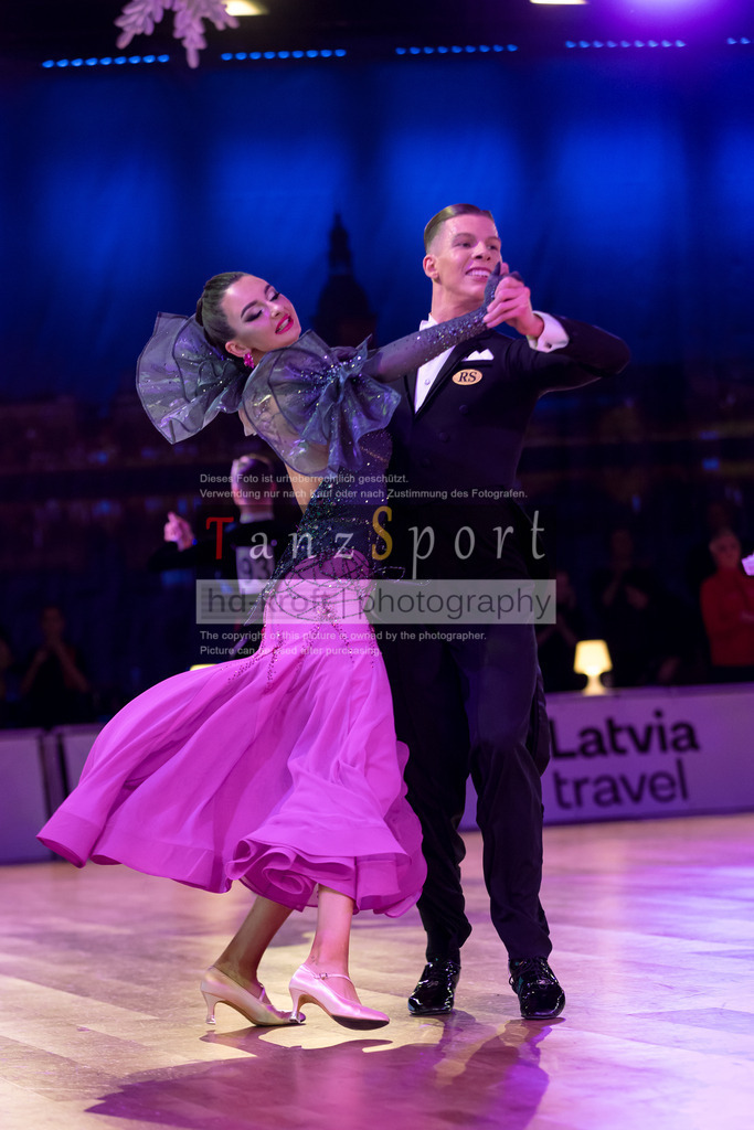 20241215_WDSF_Int_Open_Std-Riga-9940 | Tanzsportbilder, Standardtanz, Lateintanz, WDSF, DTV, LTVB, dancecomp, goc, hessen tanzt, blaues band der spree, walzer, tango, wiener walzer, slowfox, quickstepp, samba, rumba, cha-cha-cha, paso doble. jive, hd-kroft photography, turniertanzsport