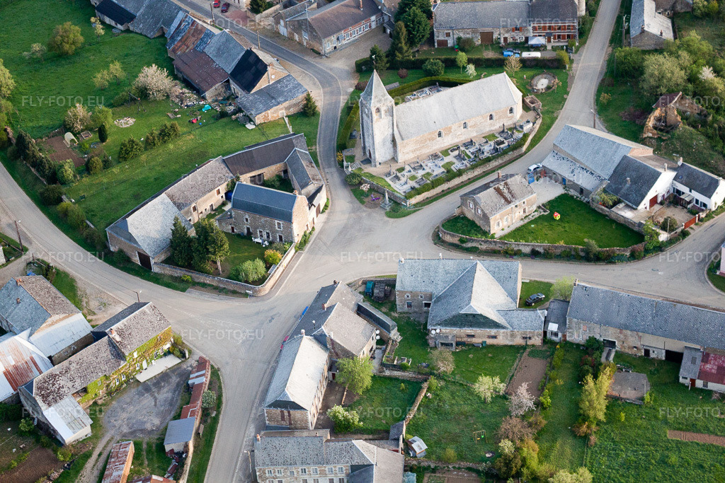 Vue aérienne: Église Saint-Rémy au centre du village à Antheny dans le département Ardennes, France. Photo: IMG_39914.jpg prise le 17/04/2011 par Werner Riehm/FLY-FOTO.eu – Résolution de l'original: 4752 x 3168 px