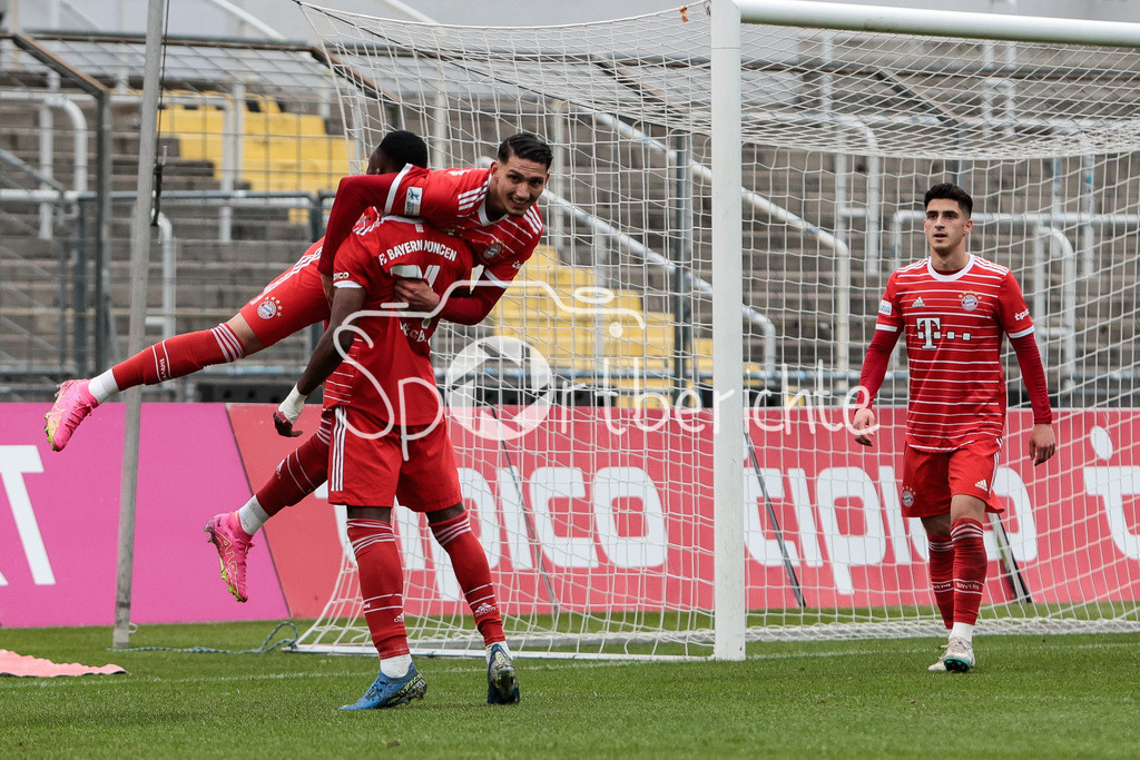 FC Bayern Amateure - SpVgg Hankofen-Hailing | Jubel der Amateure nach dem Treffer zum 3-1 durch Yusuf Karhan KABADAYI (FCB #7) / Tor / Torjubel