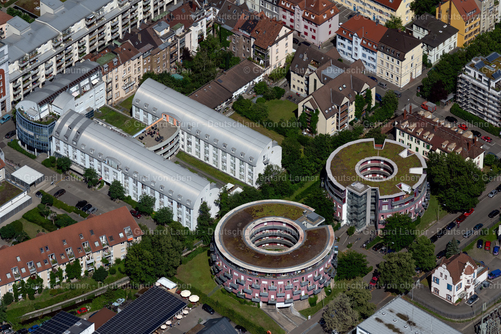4033447 | FREIBURG IM BREISGAU 30.06.2020 Gebäudekomplex des "StayInn Freiburg" - Ferienwohnungen, Hostel und Gästehaus sowie den Rundhäusern der "Urania Freiburg" in Freiburg im Breisgau im Bundesland Baden-Württemberg, Deutschland. Weiterführende Informationen bei: StayInn Freiburg,  URBANIA FREIBURG GMBH. // Building complex of the "StayInn Freiburg" holiday apartments, hostel and guest house and the round houses of the "Urania Freiburg" in Freiburg im Breisgau in the state Baden-Wuerttemberg, Germany. Further information at: StayInn Freiburg,  URBANIA FREIBURG GMBH. Foto: Gerhard Launer