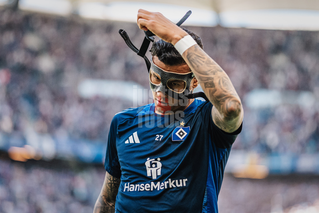 Fußball | Männer | Saison 2024/2025 | 2. Fußball-Bundesliga | 31. Spieltag | Hamburger SV vs. Karlsruher SC | 27.04.2025 | Davie Selke (#27, HSV) nimmt seine Maske auf dem Weg in die Kabine ab