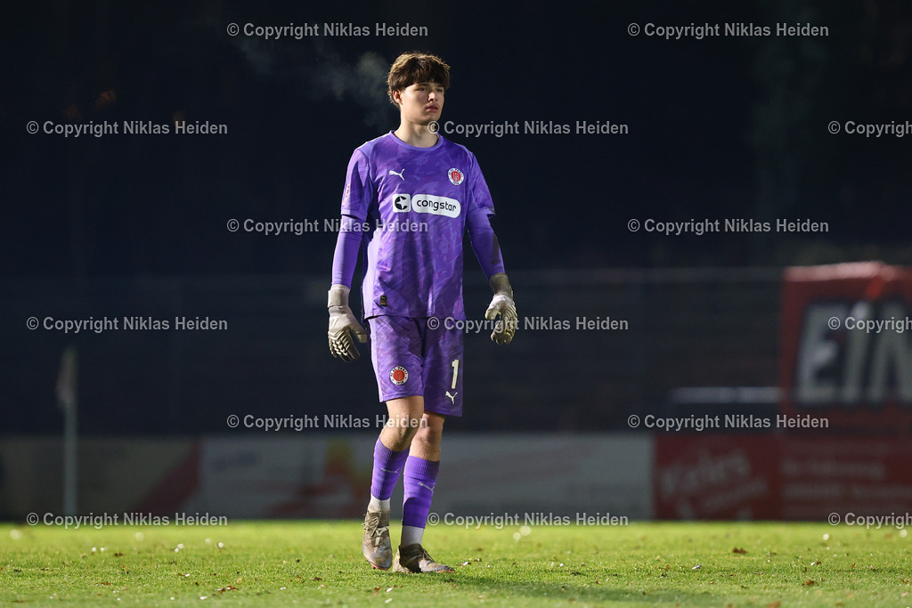 NH_FCStPauliU23_VfBOldenburg_RegionalligaNord_02122025 | #1 Melvin Christian Witte (FC St. Pauli U23)Fußball I Herren I Regionalliga Nord I Saison 2025-2026 I 21. Spieltag I FC St. Pauli U23 - VfB Oldenburg I 02.12.2025 I Edmund-Plambeck-Stadion