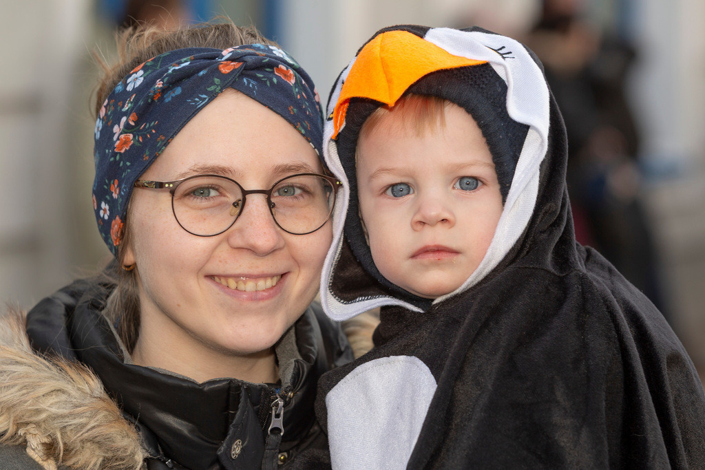 Umzug2025-045_9722 | Fotostrecke: FASCHINGSUMZUG 2025 in Loosdorf. 22 Masken(gruppen)-Teilnehmer: Loosdorfer Vereine, Wirtschaftstreibende, Gemeindeabordnungen sowie Kreditinstitute. rund 700 Besucher entlang der Hauptstrasse. Veranstaltungs-Sicherung durch Mannschaft der FF-Loosdorf mit schwerem Gerät. Maskenprämierung am EKZ-Platz durch Bgm. Thomas Vasku in den Kategorien: Bester Festwagen (Fa. gkonzept-Groissenberger; Beste Personengruppe-ASK-Loosdorf; Beste Einzelperson; Weiteste Anreise-FF Schollach;