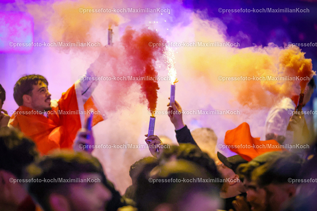 HHmx02072401041 | 02.07.2024, Hamburg, Tausende türkische Fans feiern nach dem Sieg der Türkei auf der hamburger Reeperbahn den Einzug ins Viertelfinale. Es werden jubelnd Rauchtöpfe, bengalos, Blinker, bengalisches Feuer und Feuerwerk gezündet. 