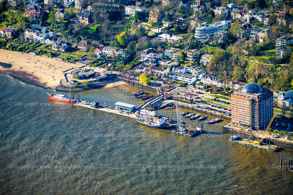 Hamburg_Museumshafen_Oevelgönne_ELS_3730060425 | HAMBURG 06.04.2025 Kaianlagen und Schiffs- Anlegestellen am Hafenbecken des Binnenhafen " Museumshafen Oevelgönne e.V. Ponton Neumühlen " im Ortsteil Altona in Hamburg, Deutschland. // Quays and boat moorings at the port of the inland port " Museumshafen Oevelgoenne e.V. Neumuehlen " in the district Altona in Hamburg, Germany. Foto: Martin Elsen