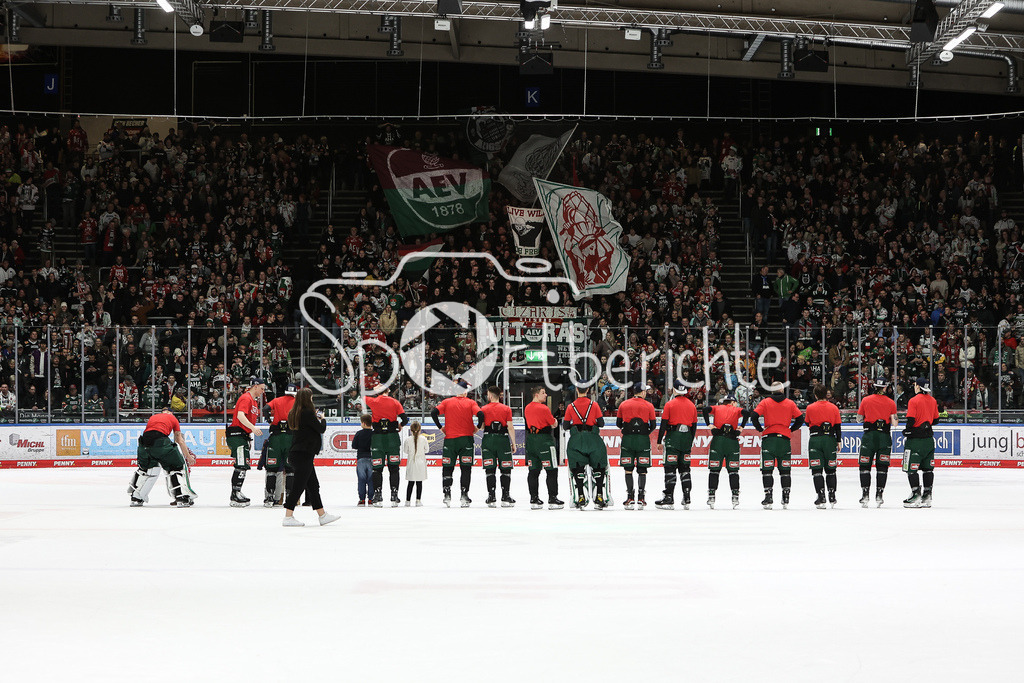 Augsburger Panther - ERC Ingolstadt | Das Team der Augsburger Panther feiert den Derbysieg gegen Ingolstadt zusammen mit den Fans