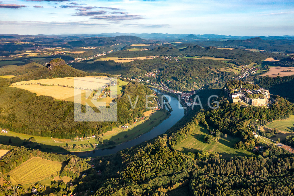 Wandbild-Lilienstein-Festung-Koenigstein-Luftbild-DJI_0192 | Jetzt Ihr Lieblingsmotiv von Dresden, der Sächsischen Schweiz, aus ganz Sachsen oder der Insel Rügen als Wandbild bestellen | als klassische Leinwand, elegantes Alu-Dibond, hinter Acrylglas oder als Direktdruck auf Forex | Wählen Sie Ihr Motiv! - Realisiert mit Pictrs.com