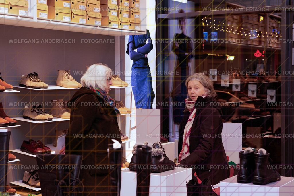20251130-104804_Schmuck_R3A_0185_wa | Eine besondere Vernissage mitten im Flagship-Store von BÄR Schuhe in Frankfurt: Schmuck trifft auf orthopädische Schuhkunst, Design auf Wohlgefühl. Zwischen funkelnden Details und anatomischer Präzision entstand ein Abend voller Stil, Inspiration und echter Handwerksqualität. Ein herzliches Dankeschön an Alexandra Feirer für die großartige Gastfreundschaft und diesen stimmungsvollen Rahmen. - Realisiert mit Pictrs.com