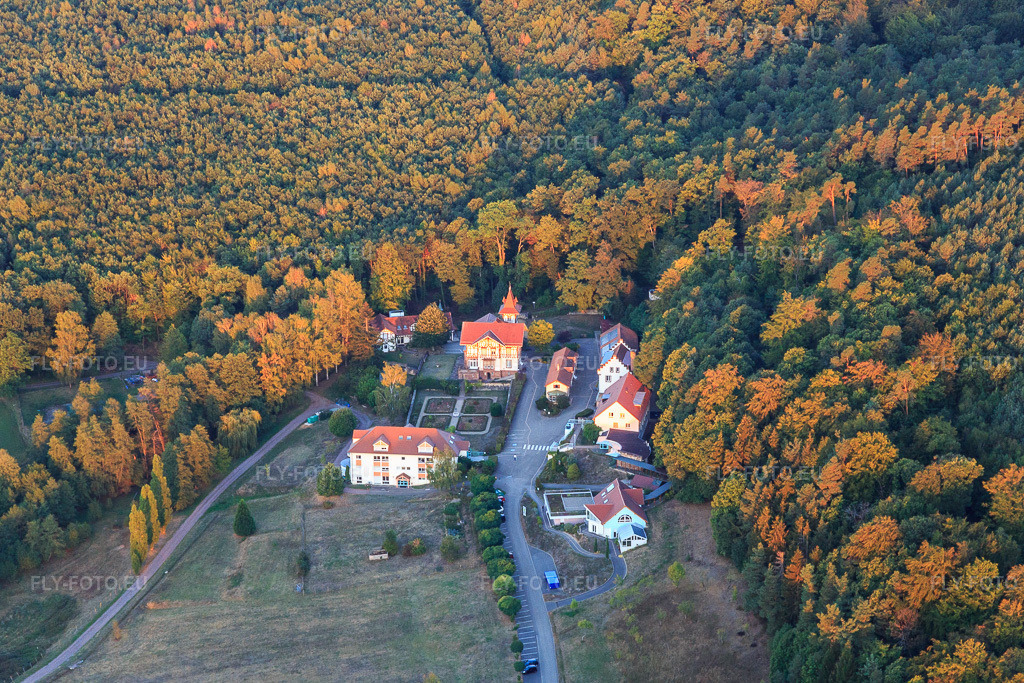 Vue aérienne: Quartier Marienbronn avec l'Association Santé Et Sobriété à Lobsann dans le département Bas Rhin, France.Photo: IMG_111616.jpg prise le 16/09/2018 par Werner Riehm/FLY-FOTO.euRésolution de l'original: 5362 x 3574 pxSMRA Marienbronn - Fédération de Charité - Caritas Alsace - se libérer des conduites addictives