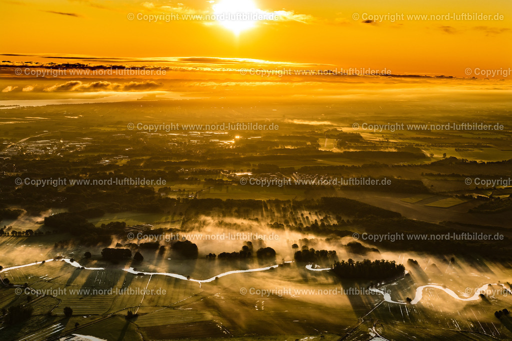 Stade Schwinge der Fluss im Sonnenaufgang_ELS_7919031019 | Stade - Aufnahmedatum: 03.10.2019, Aufnahmehöhe: 509 m, Koordinaten: N53°34.744' - E9°24.635', Bildgröße: 7712 x  5142 Pixel - Copyright 2019 by Martin Elsen, Kontakt: Tel.: +49 157 74581206, E-Mail: info@schoenes-foto.de

Schlagwörter:Niedersachsen,Luftbild, Luftbilder, Deutschland