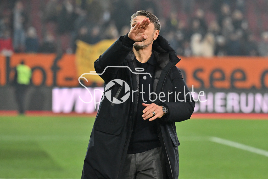 FC Augsburg - Borussia Dortmund | AUGSBURG, GERMANY - the team of Borussia Dortumund celebrating withe the fans after the bundesliga match between FC Augsburg vs. Borussia Dortmund on matchday 9 at WWK Arena on October 31, 2025 in Augsburg, Germany / DFL REGULATIONS PROHIBIT ANY USE OF PHOTOGRAPHS AS IMAGE SEQUENCES AND/OR QUASI-VIDEO / Niko KOVAC headcoach Borussia Dortmund, time, flight