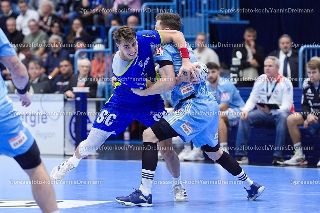 xYDR09102501149 | 09.10.2025, xydrx, Handball, 1.HBL, VFL Gummersbach - HC Erlangen, Schwalbe-Arena: Julian Koester (VFL Gummersbach #7) im Zweikampf gegen Christoph Steinert (HC Erlangen #44)