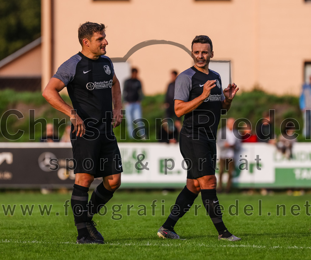 2023-08-08_136_FC_Moosinning_gegen_FC_Langengeisling | Moosinning, Deutschland, 08.08.2023:
Fußball, Bezirksliga Oberbayern Ost 2023 / 2024, 3. Spieltag, FC Moosinning gegen FC Langengeisling, Endergebnis: 0:4

Andreas Buchberger (FC Langengeisling, #5), Maximilian Hintermaier (FC Langengeisling, #13)

Foto: Christian Riedel / fotografie-riedel.net