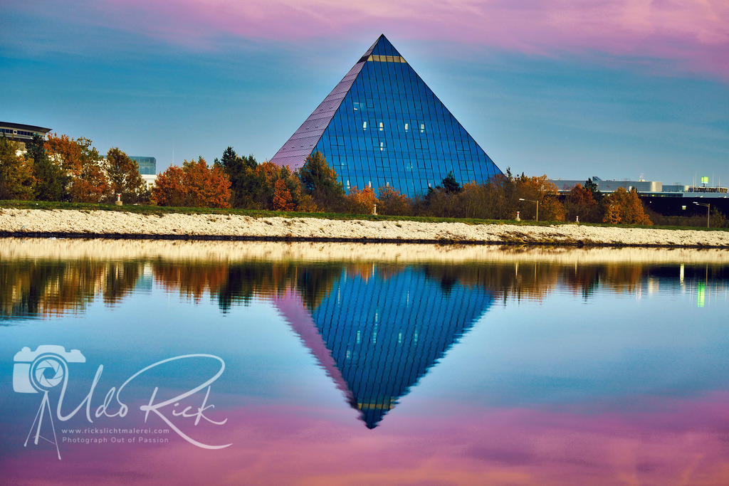 Sonnenuntergang_BlaueStd_Pyramiede_Fürth | Entdecken Sie Fotografie aus Leidenschaft: Auftragsfotografie, HD-Fotos, Geschenkartikel aus Ihren Bildern und vieles mehr. Beauftragen Sie uns für besondere Momente!