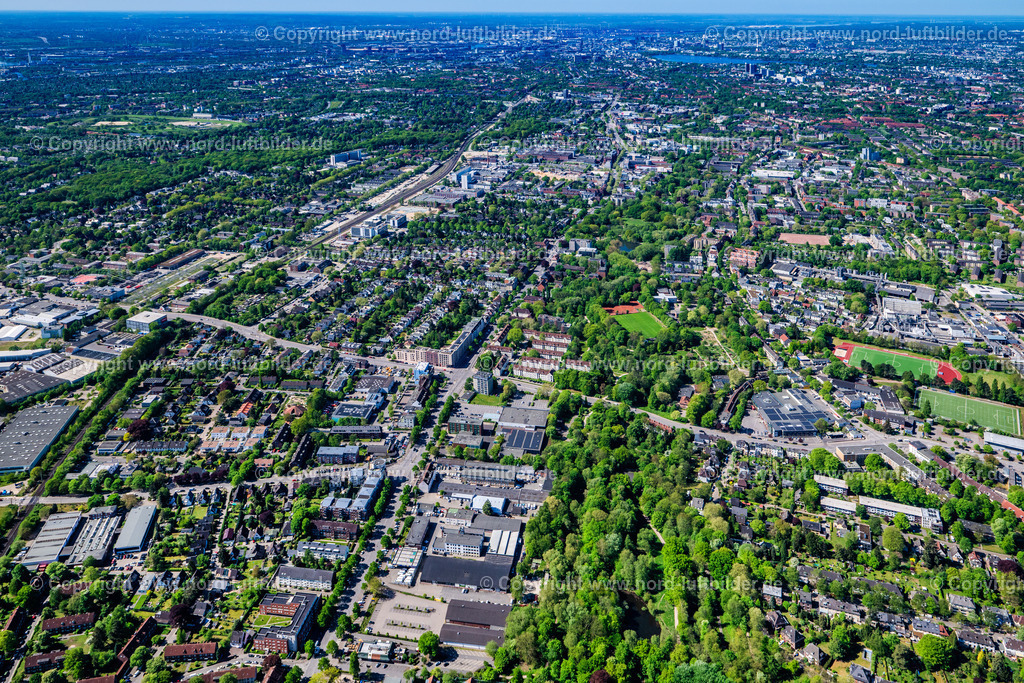 Hamburg_Wandsbek_Eichtalpark_Nordmarkpark_ELS_3714010525 | HAMBURG 01.05.2025 Parkanlage " Eichtalpark " und " Nordmarkpark " in Hamburg, Deutschland. // Park of " Eichtalpark " " Nordmarkpark " on street Oelmuehlenweg in Hamburg, Germany. Foto: Martin Elsen