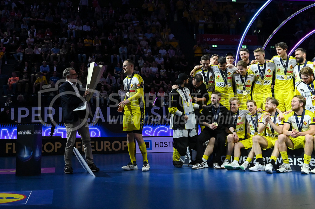 Zug United - HC Rychenberg - 25. April 2026 | Michel Wöcke (#22 HC Rychenberg Winterthur) erhält den Pokal von Swiss Unihockey Zentralpräsident Daniel Bareiss am L-UPL Superfinal-Spiel zwischen Zug United und HC Rychenberg am 25. April 2026 in der BCF Arena, Fribourg, Schweiz.Bild: Sportfotografie Markus Aeschimann | www.markus-aeschimann.ch - Realisiert mit Pictrs.com