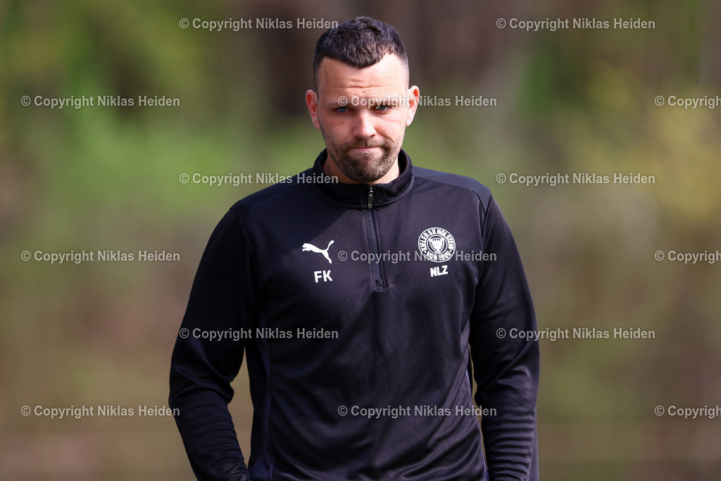 NH_HolsteinKielU19_1FCHeidenheimU19_DFBNachwuchsliga_18042026 | Freddy Kaps (Trainer, Holstein Kiel U19)Fußball I Herren I U19 DFB-Nachwuchsliga Hauptrunde Liga A, Gruppe B I Saison 2025-2026 I 9. Spieltag I Holstein Kiel U19 - 1. FC Heidenheim U19 I 18.04..2026 I Citti-Fußball-Park