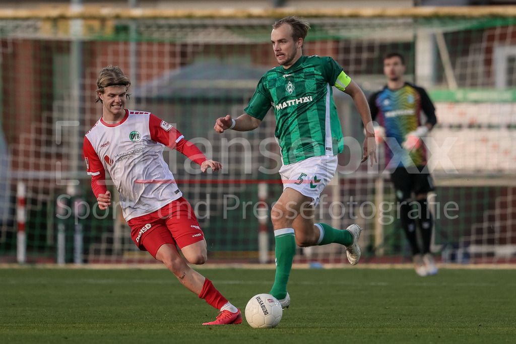 Fussball, Regionalliga Nord, SV Werder Bremen II - VfB Lübeck | v.li.: John Posselt (VfB Lübeck, 7) und Cimo Röcker (SV Werder Bremen II, 5) im Zweikampf, Duell, Dynamik, Aktion, Action, Spielszene
