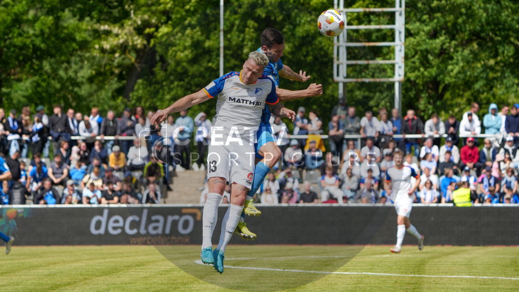 Fußball, Herren, Saison 2024/2025, Finaltag der Amateure 2025, Landespokal Brandenburg, Finale, VfB 1921 Krieschow vs. RSV Eintracht 1949, Samstag 24.05.2025, Volksparkstadion Neuruppin, | Fußball, Herren, Saison 2024/2025, Finaltag der Amateure 2025, Landespokal Brandenburg, Finale, VfB 1921 Krieschow vs. RSV Eintracht 1949, Samstag 24.05.2025, Volksparkstadion Neuruppin, Im Bild: Martin Zurawsky (l. Krieschow) und Caio Mazzo Nogueira (r. RSV) - Realisiert mit Pictrs.com