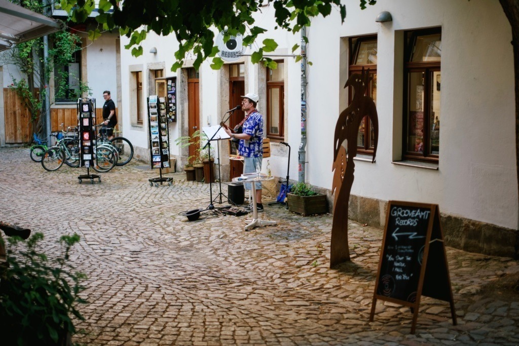 Gesang im Kunsthof | Stephan Böhlig fotografiert seit Jahren eines der schönsten Viertel Dresdens - die Dresdner Neustadt. - Realisiert mit Pictrs.com