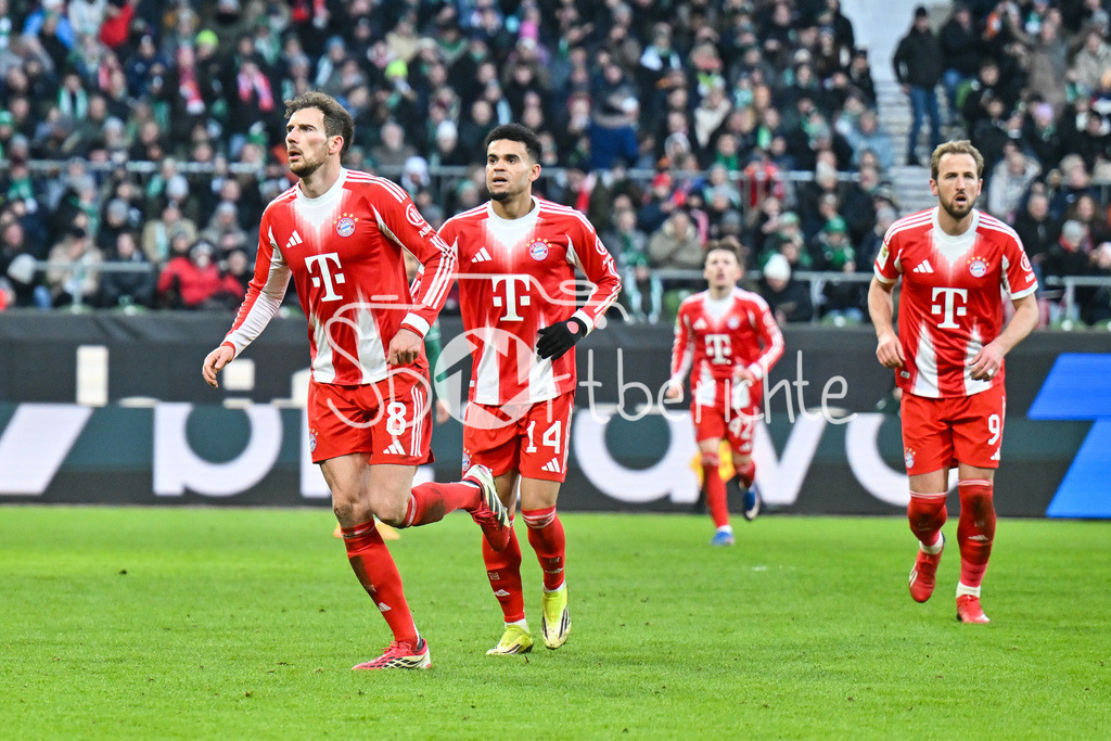 SV Werder Bremen - FC Bayern München | BREMEN, GERMANY - 14. FEBRUARY: Jubel der Bayern nach dem Treffer zum 0-3 durch Harry Leon GORETZKA (FC Bayern Munich 8)  Tor / Torschuetze / Freude / Happy während dem Bundesligamatch zwischen dem SV Werder Bremen und dem FC Bayern München am 22. Spieltag im Weserstadion / DFL REGULATIONS PROHIBIT ANY USE OF PHOTOGRAPHS AS IMAGE SEQUENCES AND/OR QUASI-VIDEO