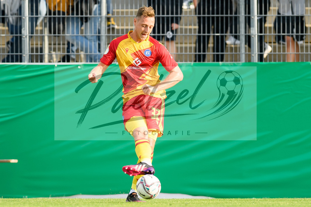 LOTKSC20210809_108 | Fussball, Herren: Robin Bormuth (Karlsruher SC) in Aktion, am Ball, Einzelaktion beim Spiel der 1. Runde im DFB-Pokal zwischen SF Lotte und Karlsruher SC im Stadion am Lotter Kreuz am 09.08.2021 in Lotte, Deutschland.DFB / DFL REGULATIONS PROHIBIT ANY USE OF PHOTOGRAPHS AS IMAGE SEQUENCES AND/OR QUASI-VIDEO. - Realisiert mit Pictrs.com