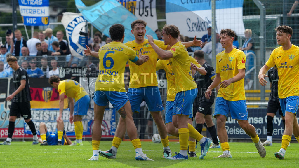 Fußball, Herren, Saison 2025/2026, Regionalliga Nordost, 2. Spieltag, FSV 63 Luckenwalde vs. Chemnitzer FC, Samstag 02.08.2025, Werner-Seelenbinder-Stadion Luckenwalde | Fußball, Herren, Saison 2025/2026, Regionalliga Nordost, 2. Spieltag, FSV 63 Luckenwalde vs. Chemnitzer FC, Samstag 02.08.2025, Werner-Seelenbinder-Stadion Luckenwalde, Im Bild: Jubel beim FSV 63 Luckenwalde um Torschütze Sofiene Jannene (m.) nach dem Führungstreffer - Realisiert mit Pictrs.com
