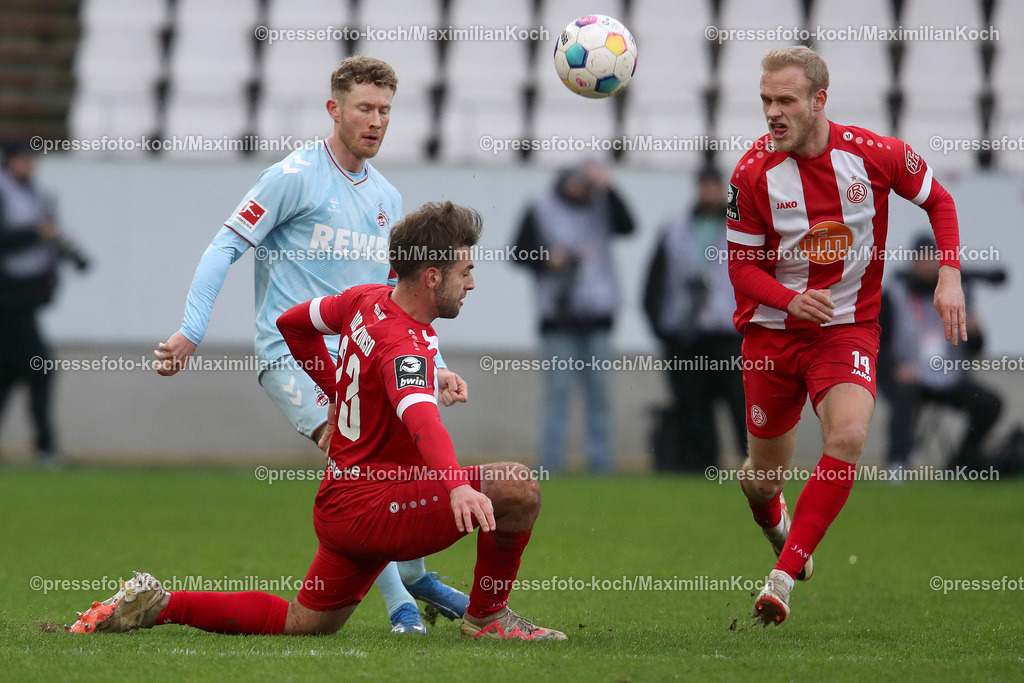 RWE06012401024 | 06.01.2024, Essen, Fußball, Herren, Stadion an der Hafenstraße, Testspiel, Rot-Weiss Essen – 1. FC Köln:  Florian Kainz (1.FC Köln) gegen Jose-Enrique Rios-Alonso (Rot-Weiss Essen) und Lucas Brumme (Rot-Weiss Essen). 
DFB regulations prohibit any use of photographs as image sequences and or quasi-video.