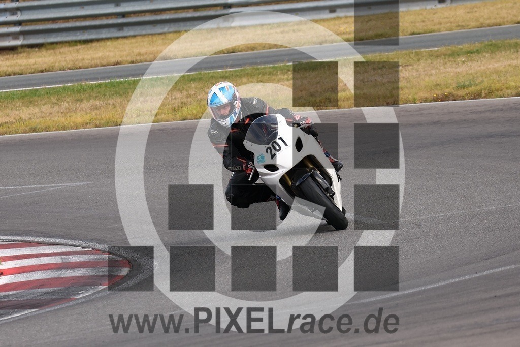 0201-20240909_04045 | Schöne Erinnerungen an spannende Momente - das festzuhalten ist unser Job. PIXELrace.de ist seit 2003 auf den Rennstrecken Europas unterwegs um die Action draußen beim Fahren und die wunderbare Stimmung imm Fahrerlager für euch einzufangen.