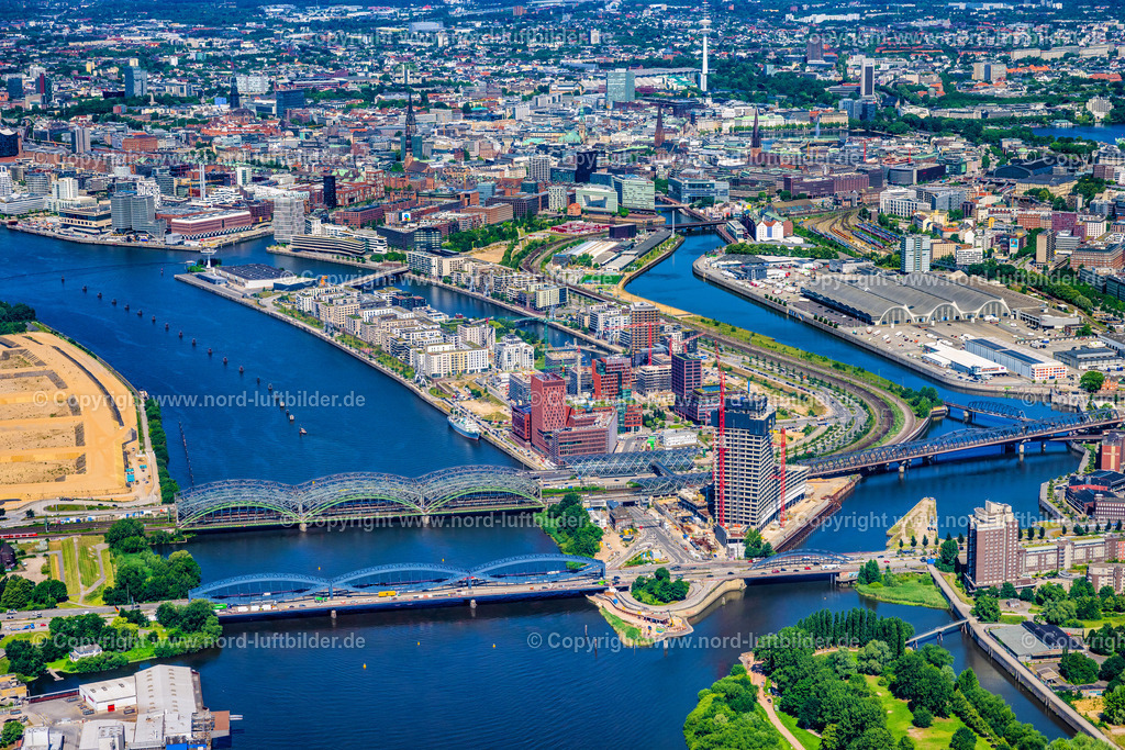Hamburg_Baakenhafen_Hafencity_ELS_0655200625 | HAMBURG 16.06.2025 Baustellen für Wohn- und Geschäftshäuser im Baakenhafen entlang der der Baakenallee in der HafenCity in Hamburg, Deutschland. Weiterführende Informationen bei: AUG. PRIEN Bauunternehmung (GmbH & Co. KG),  BVE Bauverein der Elbgemeinden eG,  Baugenossenschaft Hamburger Wohnen eG,  Johann Daniel Lawaetz-Stiftung,  Richard Ditting GmbH & Co. KG,  bof architekten,  florian krieger - architektur und städtebau gmbh. // Construction sites for residential and commercial buildings in the Baakenhafen along the Baakenallee in HafenCity in Hamburg, Germany. Further information at: AUG. PRIEN Bauunternehmung (GmbH & Co. KG),  BVE Bauverein der Elbgemeinden eG,  Baugenossenschaft Hamburger Wohnen eG,  Johann Daniel Lawaetz-Stiftung,  Richard Ditting GmbH & Co. KG,  bof architekten,  florian krieger - architektur und staedtebau gmbh. Foto: Martin Elsen