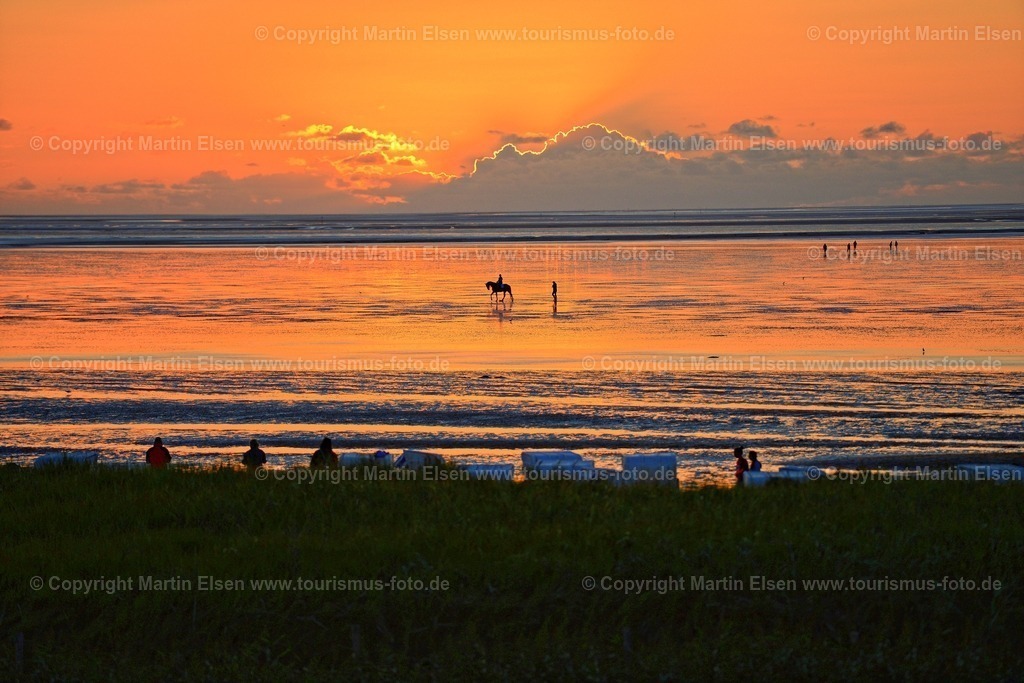 Cuxhaven_ELS_8826140831a | Cuxhaven - Aufnahmedatum: 26.08.2014, Aufnahmehöhe:  m, Koordinaten:  - , Bildgröße: 7360 x  4912 Pixel - Copyright 2014 by Martin Elsen, Kontakt: Tel.: +49 157 74581206, E-Mail: info@schoenes-foto.deSchlagwörter:Sonnenuntergang,Watt,Wattenmeer,Priele,Reiten,Reiter,Kurort,Wasser,Meer, - Realisiert mit Pictrs.com