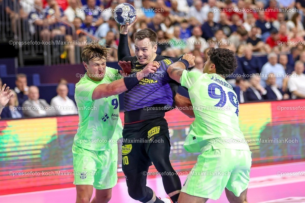 KoeEHF15062501022 | 15.06.2025, Handball, Spiel um Platz 3, TruckScout24 EHF FINAL4, LANXESS arena Köln, HBC Nantes - FC Barcelona: Rok Ovnicek (HBC Nantes FRA #10) gegen Jonathan Carlsbogard (Barca FC Barcelona ESP #09) Javier Rodriguez Moreno (Barca FC Barcelona ESP #99) 