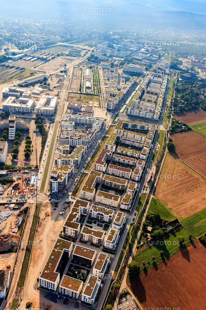 Wohnanlagen zwischen Langer Anger und Noetherstr | Luftbild: Wohnanlagen zwischen Langer Anger und Noetherstr im Ortsteil Bahnstadt in Heidelberg im Bundesland Baden-Württemberg in Deutschland. Foto: IMG_117216.jpg vom 25.08.2019 durch Werner Riehm/FLY-FOTO.de - Realisiert mit Pictrs.com