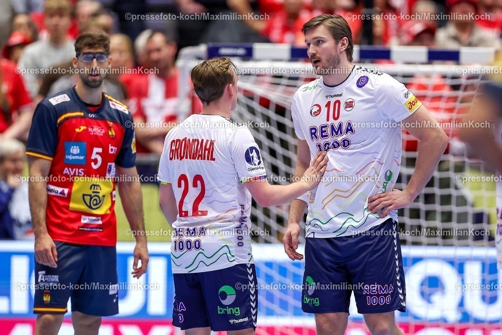 EHF22012602151 | 22.01.2026, Handball, Men's EHF EURO 2026, Spanien - Norwegen, Jyske Bank Boxen in Herning, Dänemark, Main Round:  Tobias Schjolberg Grondahl (Norway #22) neben  Vetle Ronningen (Norway #10) 