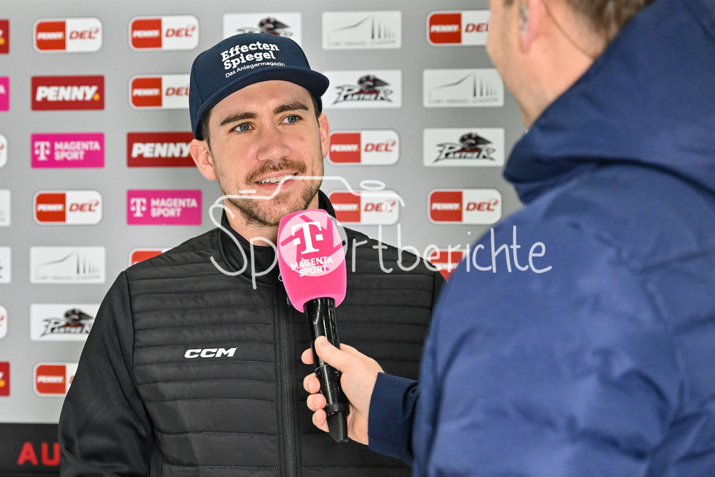 Augsburger Panther - Düsseldorfer EG | Beim Interview von MagentaSport Ryan McKIERNAN (Duesseldorfer EG 8) vor dem Spiel gegen Augsburg / DEL: Augsburger Panther - Düsseldorfer EG, Curt Frenzel Stadion am 13.12.2024