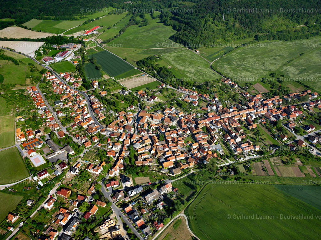 2634637 | GROßBARTLOFF 09.06.2006 Stadtansicht vom Stadtrand angrenzend an landwirtschaftliche Feldern  in Großbartloff im Bundesland Thüringen, Deutschland // City view from the outskirts with adjacent agricultural fields  in Großbartloff in the state Thuringia, Germany Foto: Gerhard Launer
