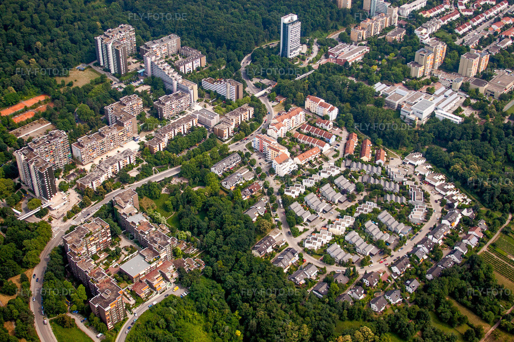 Luftbild: Hochhäuser und Ein-und Mehrfamilienbebauung am Hang des südlichen Odenwalds-Nord im Ortsteil Emmertsgrund in Heidelberg im Bundesland Baden-Württemberg in Deutschland. Foto: IMG_29918.jpg vom 02.07.2010 durch Werner Riehm/FLY-FOTO.de